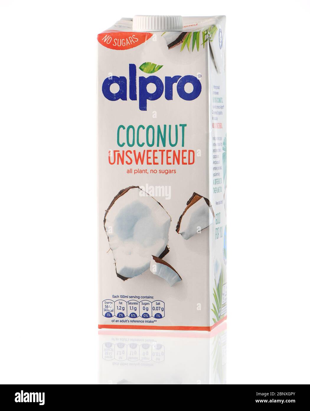 Carton de lait de coco non sucré Alpro isolé sur fond blanc Photo Stock -  Alamy