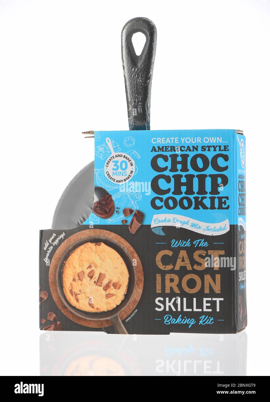 Activité de cookie Choc Chip de style américain avec un ensemble complet de poêle en fonte isolée sur fond blanc. Banque D'Images