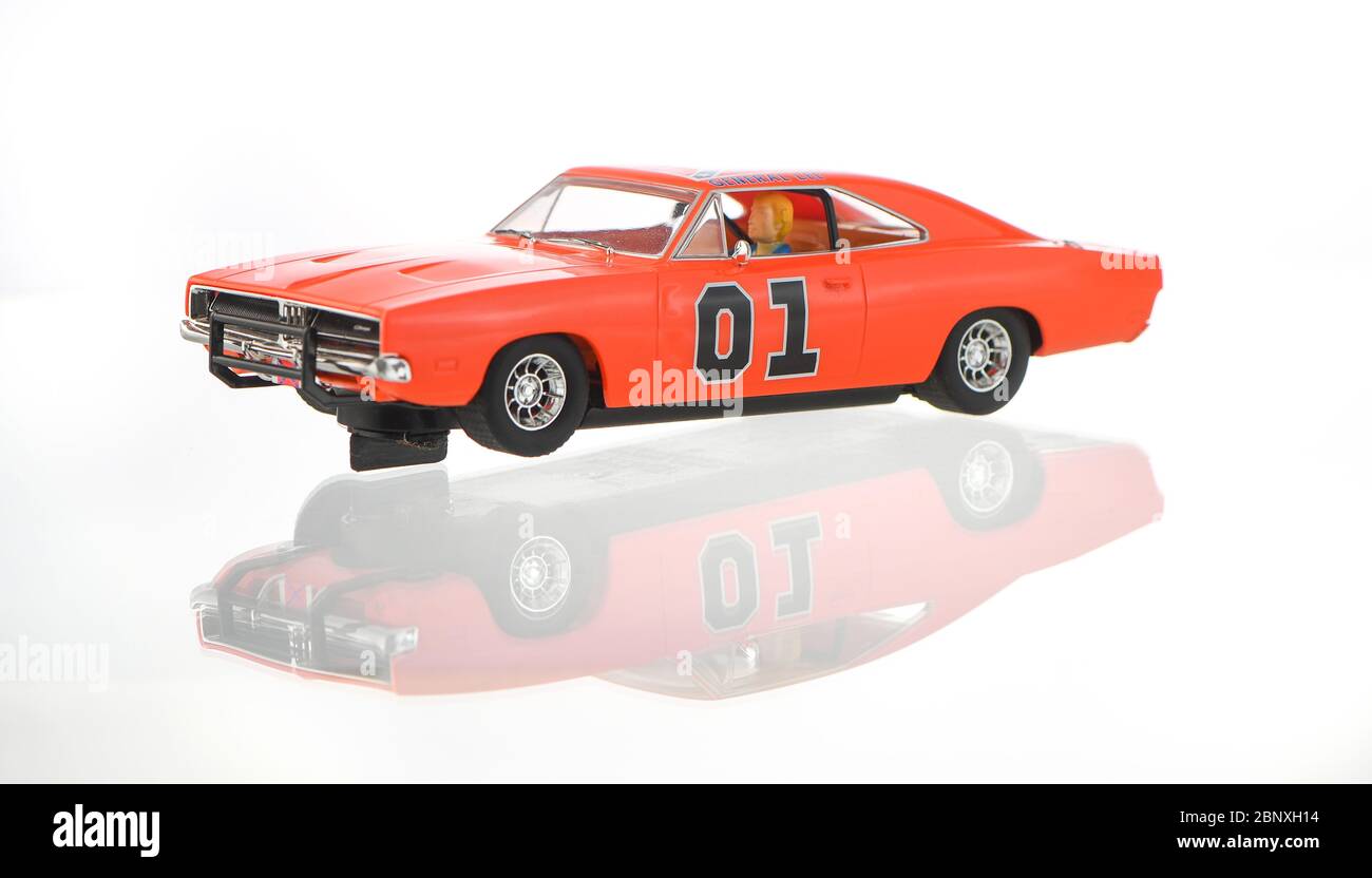 SCALEXTRIC Dukes of Hazzard voiture de course à fente isolée sur un fond blanc avec un reflet. Banque D'Images