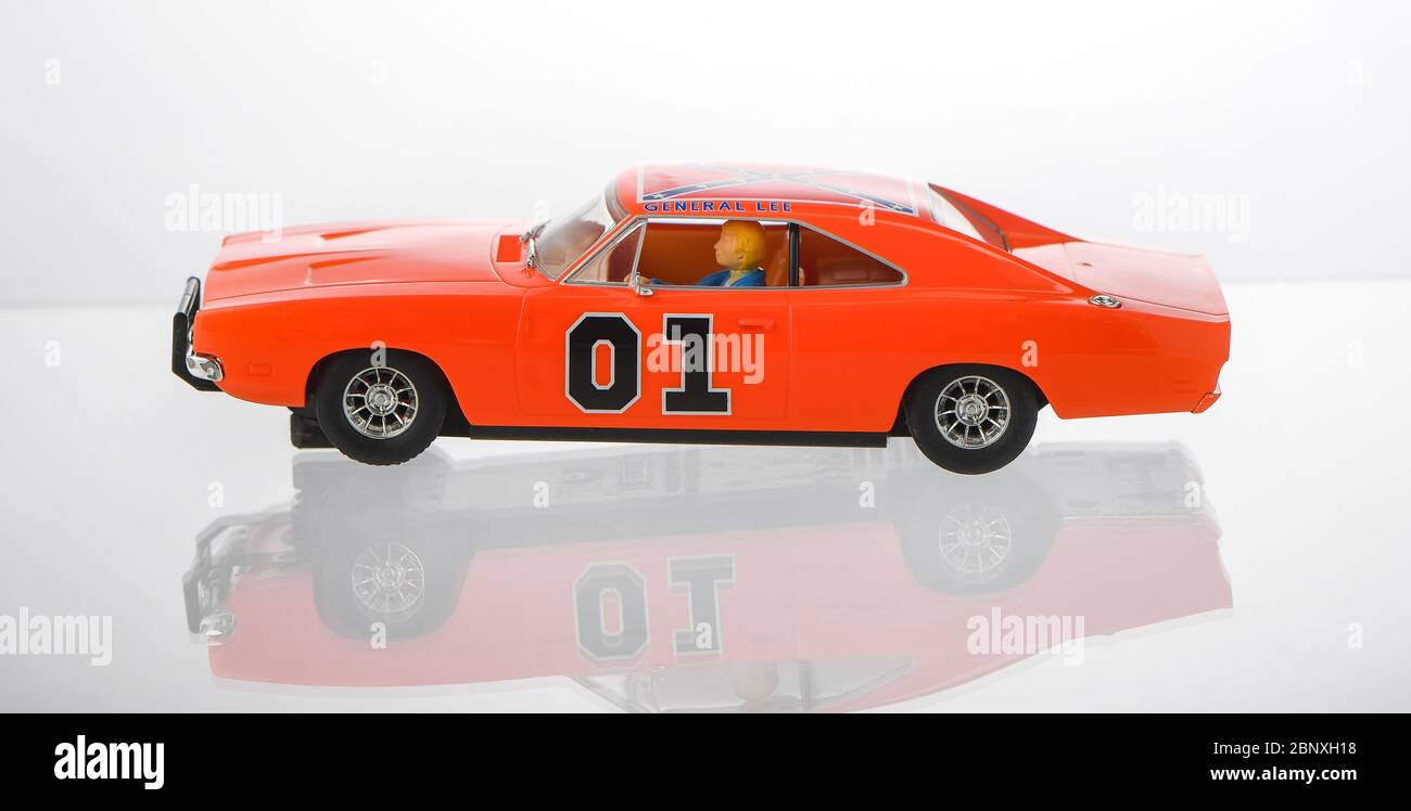 SCALEXTRIC Dukes of Hazzard voiture de course à fente isolée sur un fond blanc avec un reflet. Banque D'Images