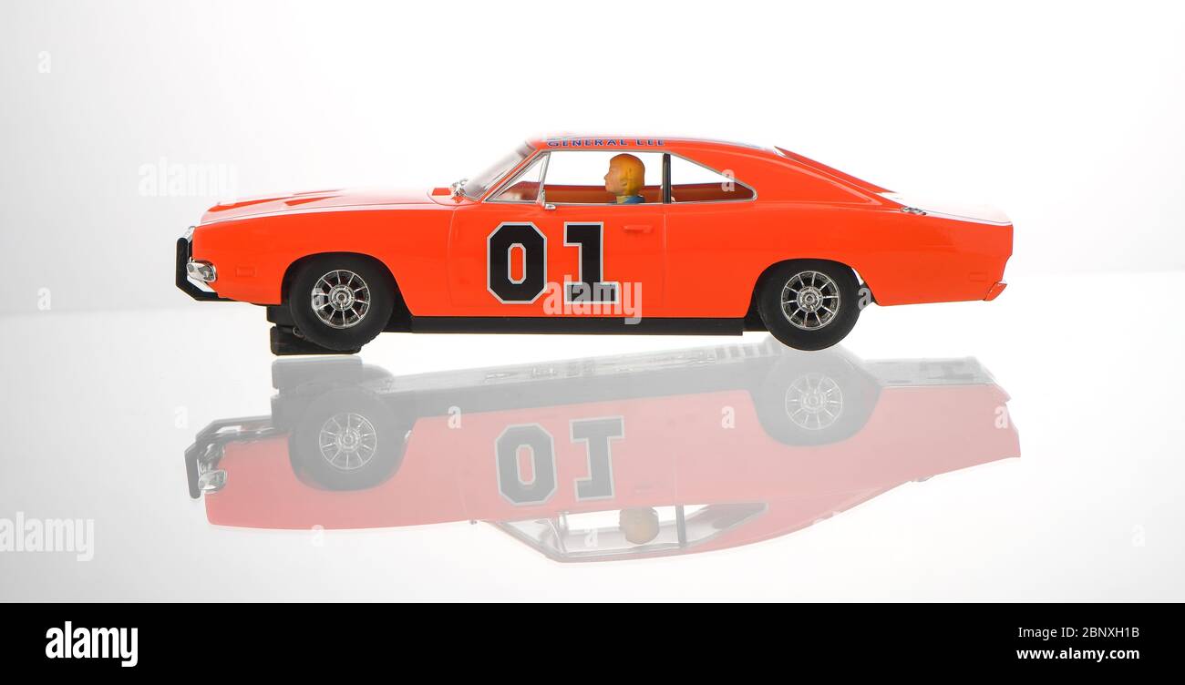 SCALEXTRIC Dukes of Hazzard voiture de course à fente isolée sur un fond blanc avec un reflet. Banque D'Images