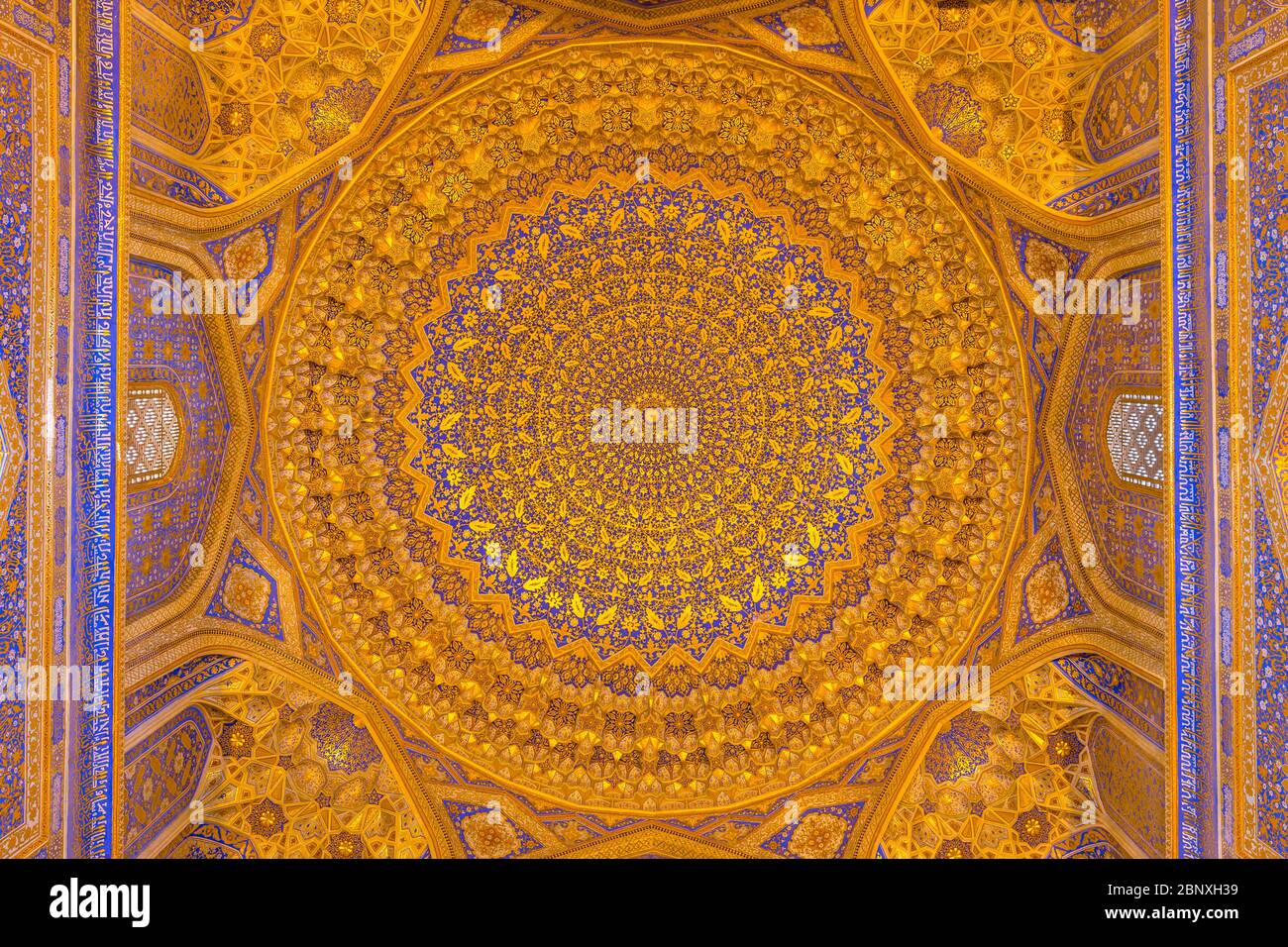 SAMARKAND, OUZBÉKISTAN - 28 août 2016 : Détail de la mosaïque d'or dome à Tilya Kori Madrasah à Samarkand, Ouzbékistan Banque D'Images