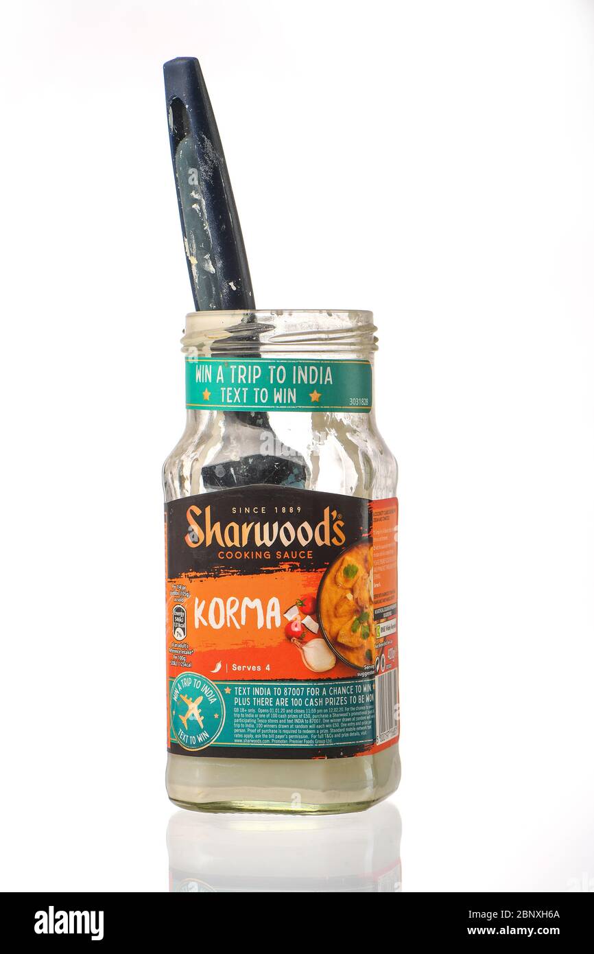 Un pot de sauce de cuisson Sharwoods utilisé comme un contenant de nettoyant pour pinceau dans le cadre de l'utilisation de recyclage des produits et du verre. Isolé sur un fond blanc. Banque D'Images