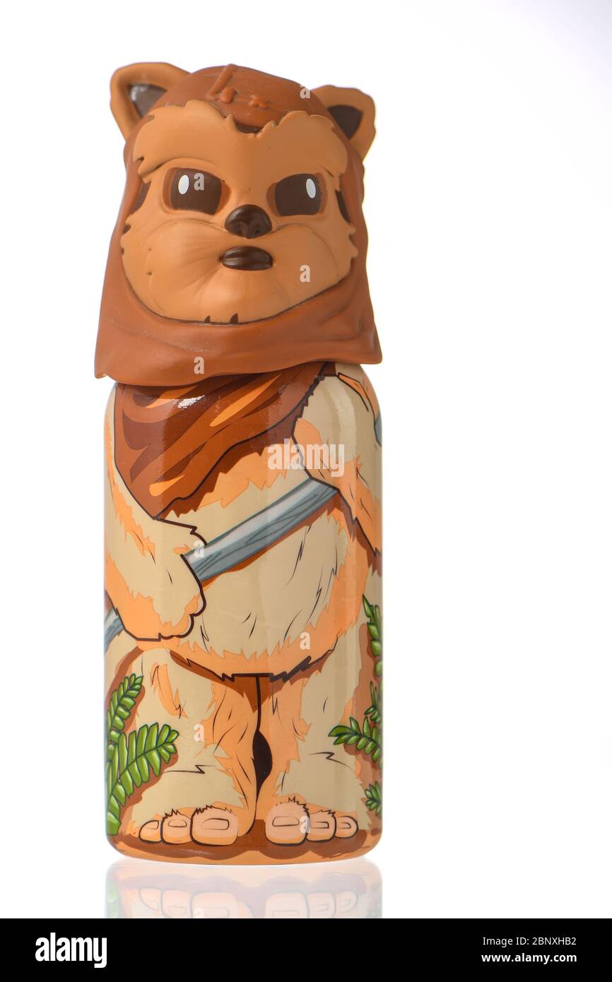 Bain à bulles de fantaisie basé sur StarWars en forme de personnages du film.Ewok caractère isolé sur un fond blanc. Banque D'Images
