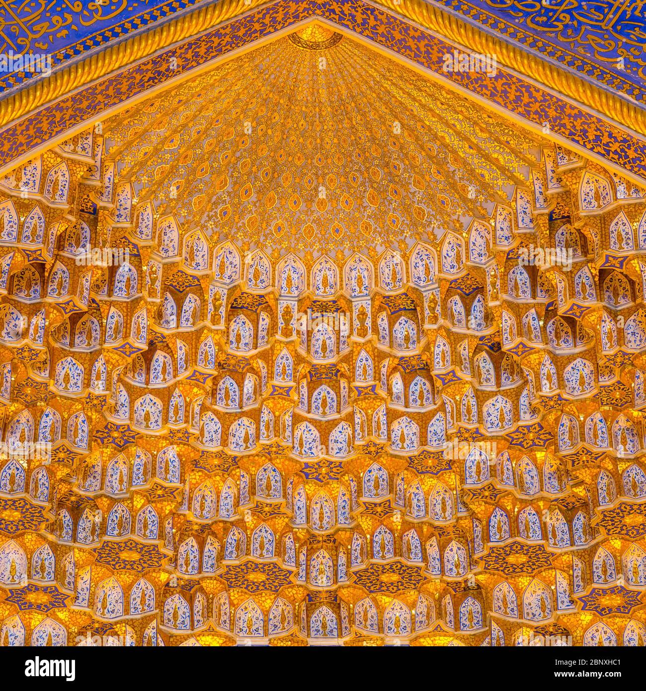 SAMARKAND, OUZBÉKISTAN - 28 AOÛT 2016 : détail de la mosaïque d'or à Tilya Kori Madrasah à Samarkand, Ouzbékistan Banque D'Images