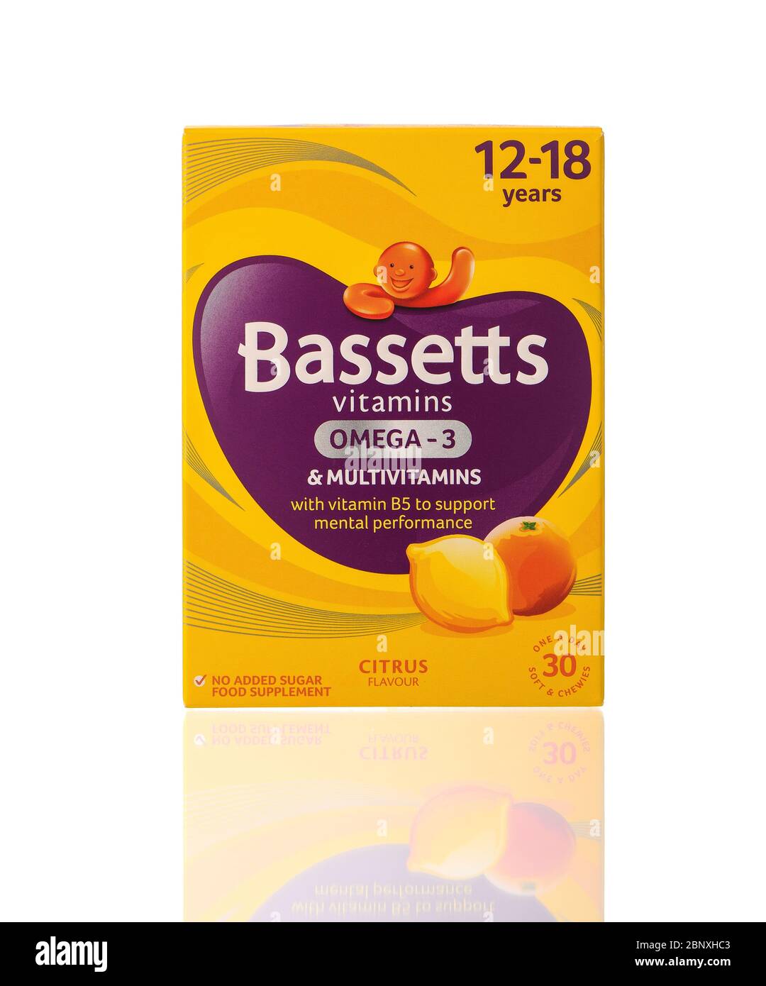 Vitamines Bassetts pour 12-18 ans contenant des oméga-3 isolées sur fond blanc avec réflexion. Banque D'Images