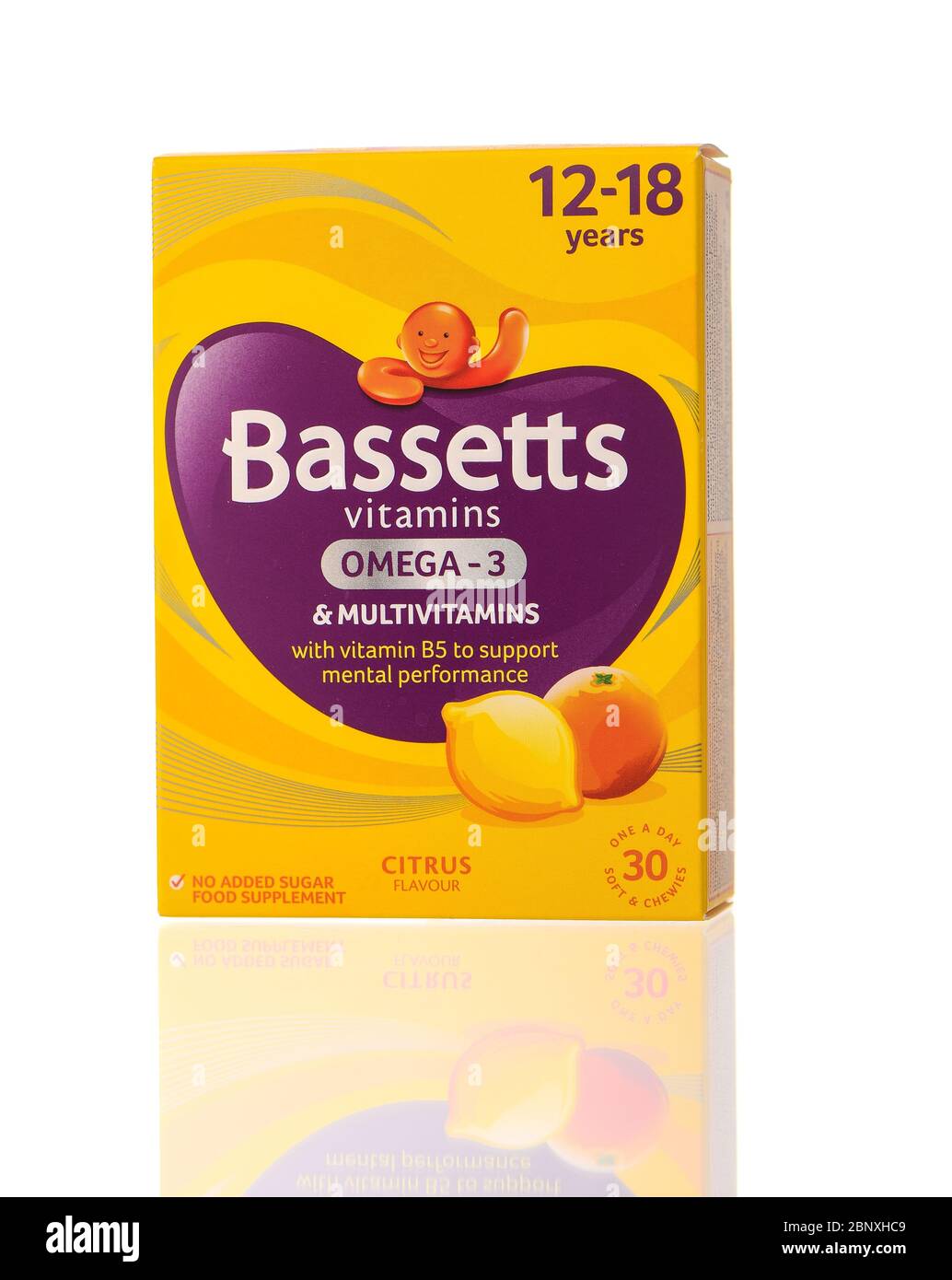 Vitamines Bassetts pour 12-18 ans contenant des oméga-3 isolées sur fond blanc avec réflexion. Banque D'Images