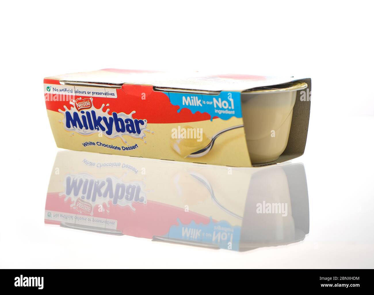 Milkybar dessert chocolat deux pots isolés sur fond blanc avec un reflet. Banque D'Images