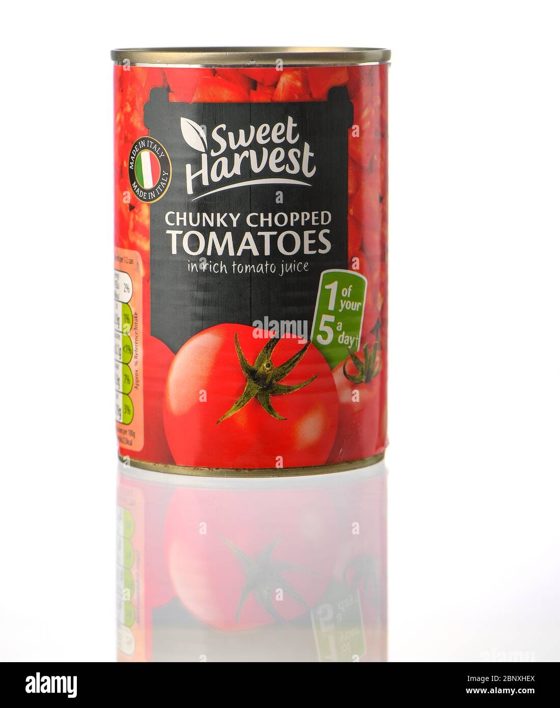 Boîte de tomates hachées et grossièrement hachées Sweet Harvest isolée sur fond blanc avec réflexion. Banque D'Images