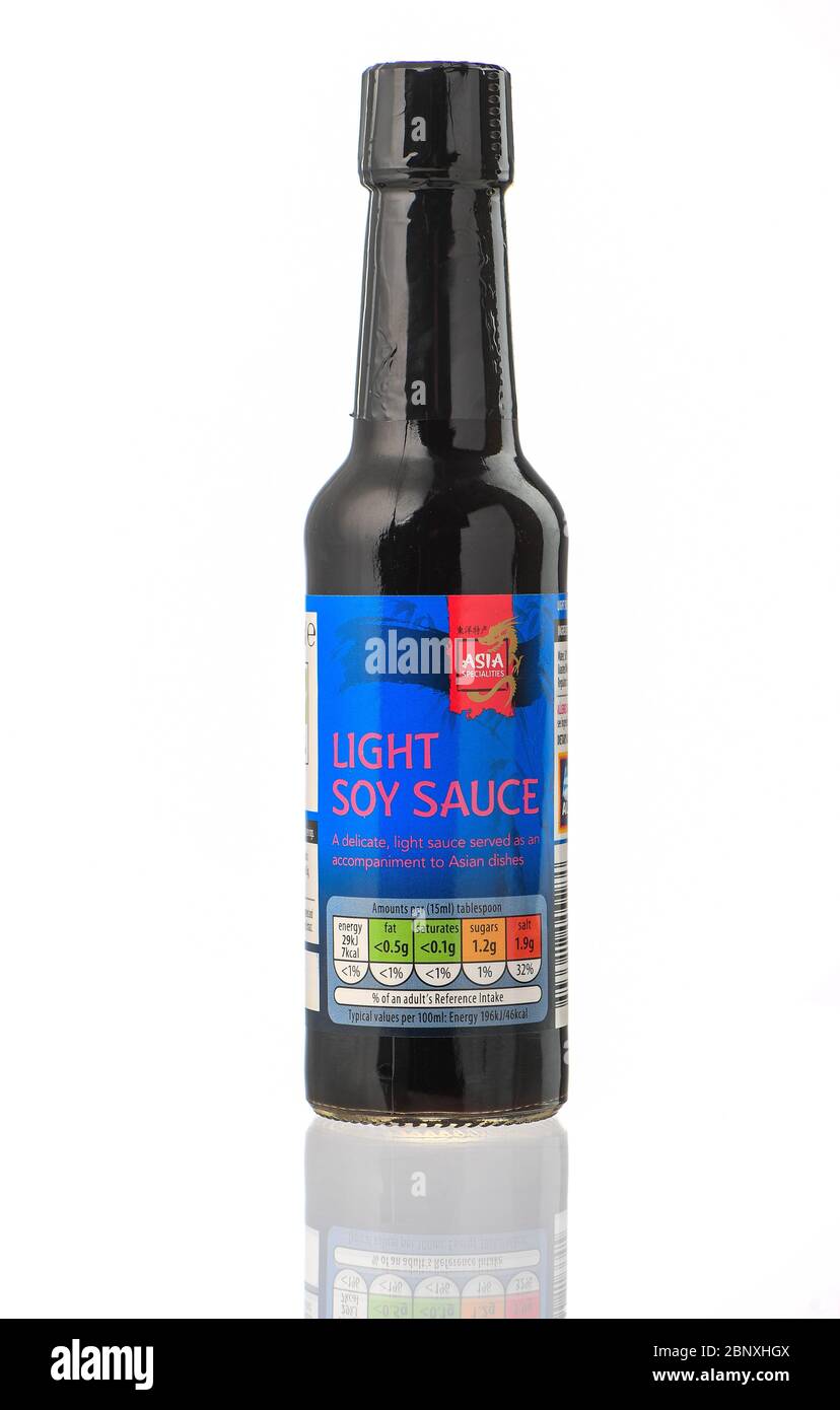 Une bouteille de sauce soja légère Aldi isolée sur fond blanc. Banque D'Images