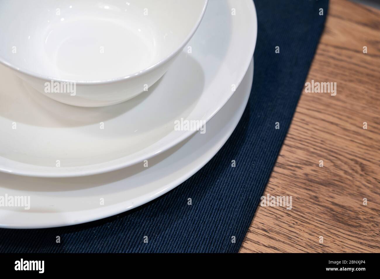 Vider les assiettes blanches sur une table en bois. Gros plan Banque D'Images
