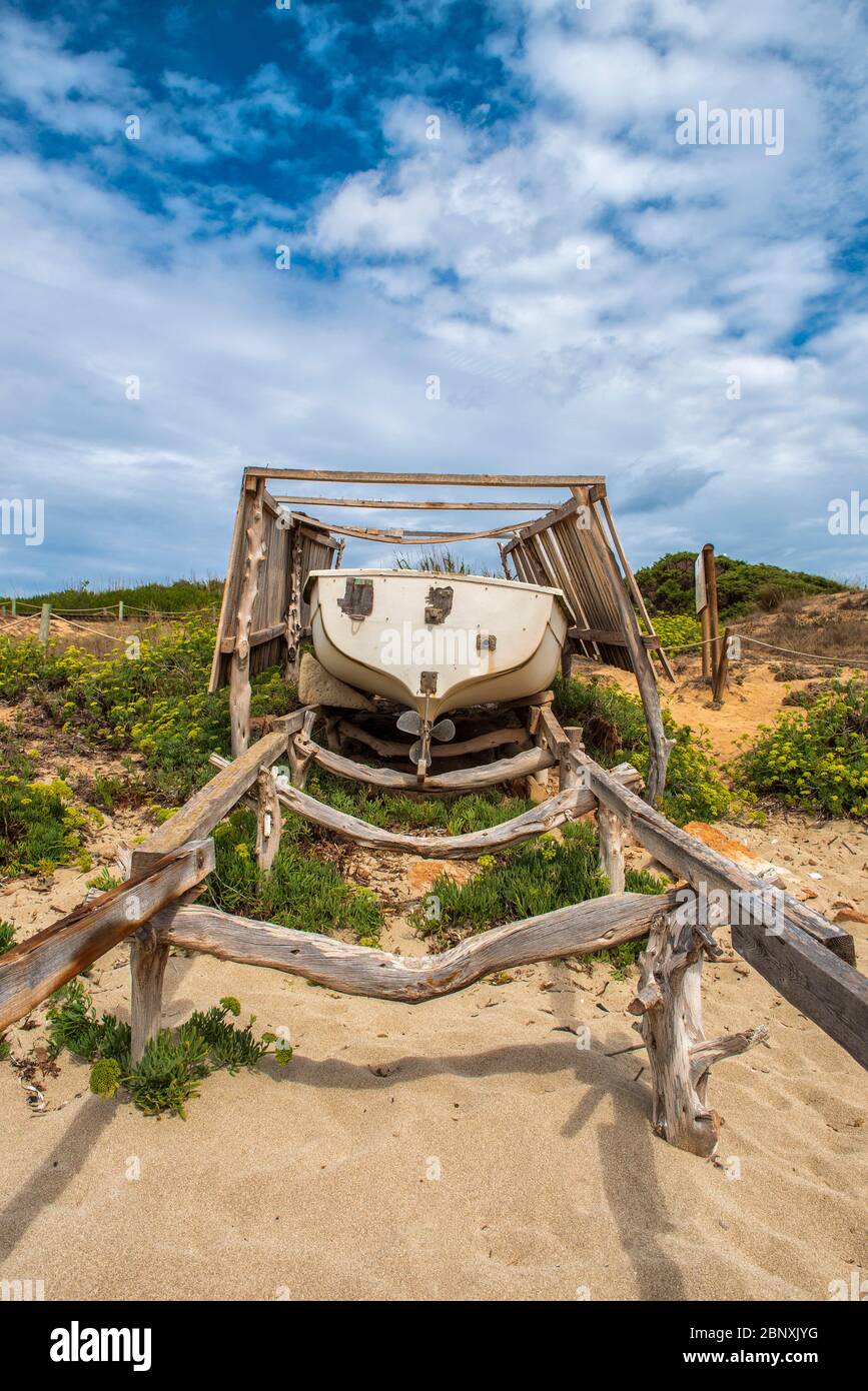 Mitjorn Beach, Formentera, Iles Baléares, Espagne. Un chemin de fer en bois de stockage d'un bateau de pêche sur la plage Mitjorn avec les dunes Banque D'Images