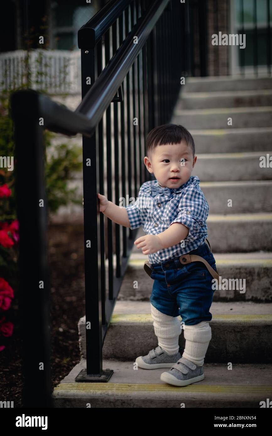 Adorable petit garçon de 1 an pratique debout extérieur, petit garçon asiatique Banque D'Images