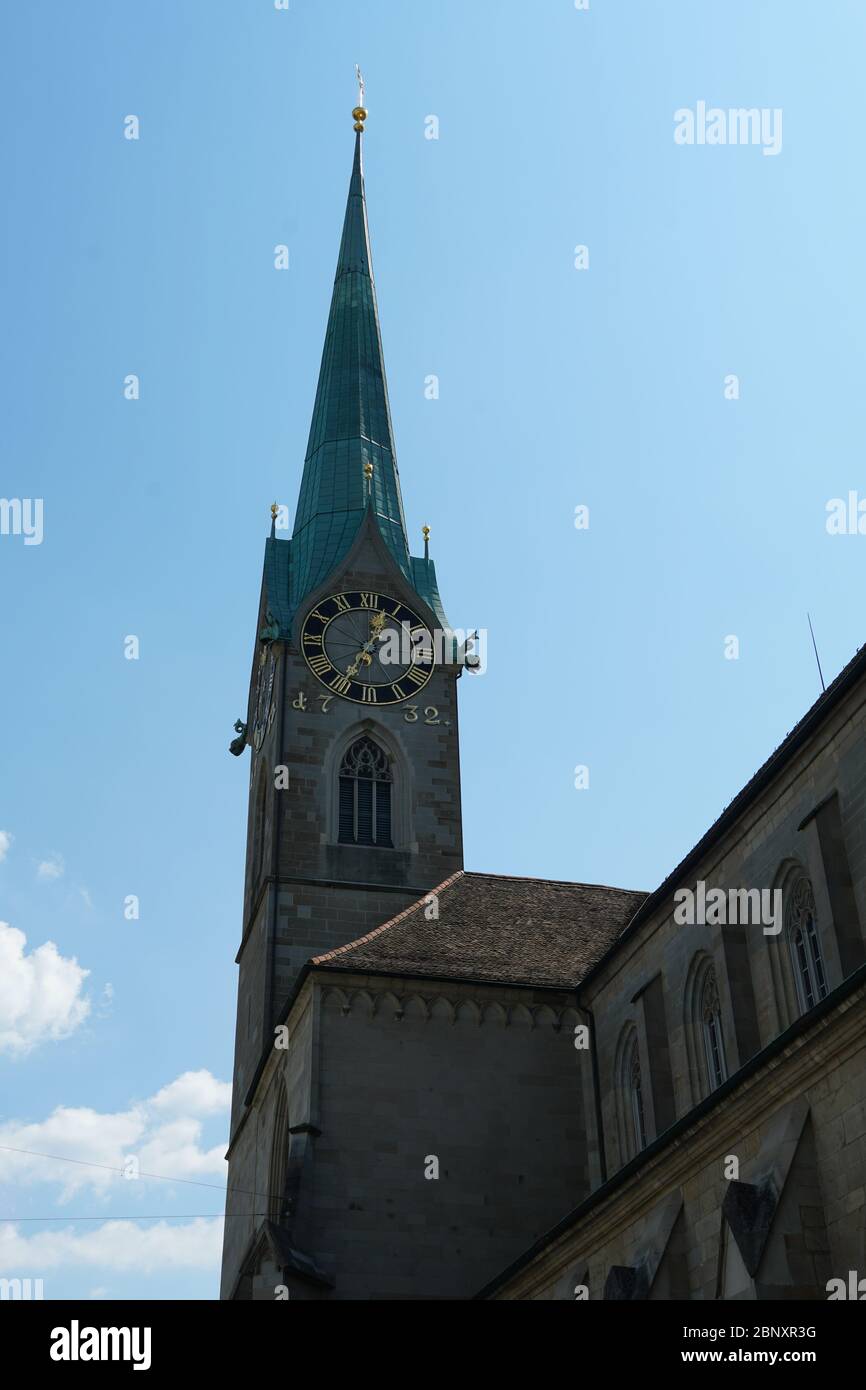 Horloge sur la tour de l'église Saint-Pierre à Zurich, Suisse et une partie du bâtiment principal de l'église Banque D'Images