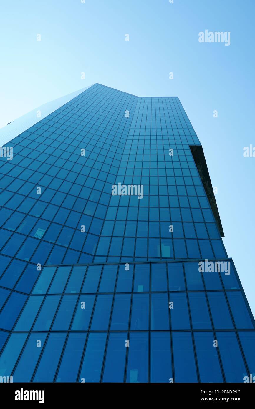 une façade d'un grand bâtiment d'entreprise moderne composé de rectangles de verre ombré Banque D'Images