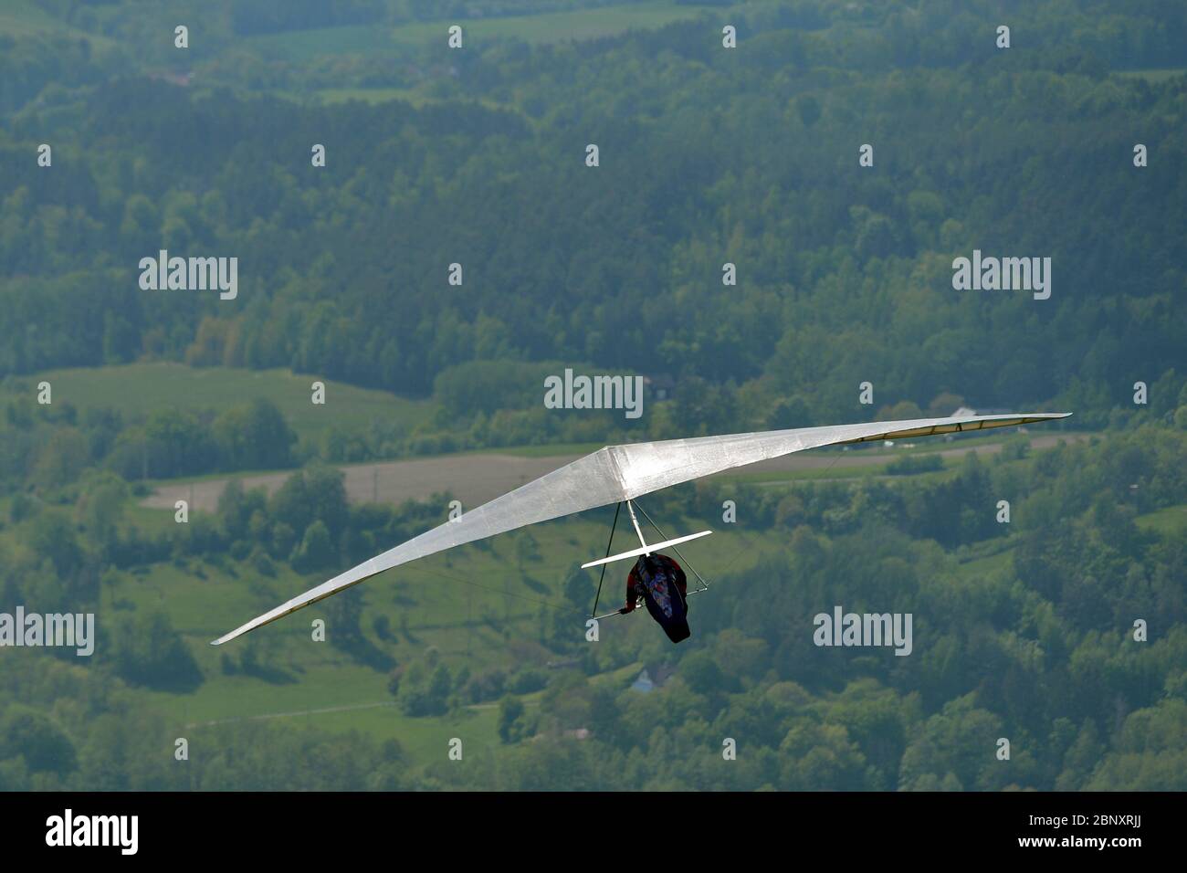 Kozakov, République tchèque. 16 mai 2020. Un deltaplane à la direction d'un avion ultraléger a pris le départ de Kozakov (à 100 kilomètres au nord de Prague) en République tchèque. Le deltaplane est un sport aérien ou une activité récréative au cours duquel un pilote vole un avion léger, non motorisé, plus lourd que l'air, appelé deltaplane. En général, le pilote est dans un harnais suspendu de la cellule et contrôle l'avion en déplaçant le poids du corps par opposition à un cadre de contrôle. Credit: Slavek Ruta/ZUMA Wire/Alamy Live News Banque D'Images