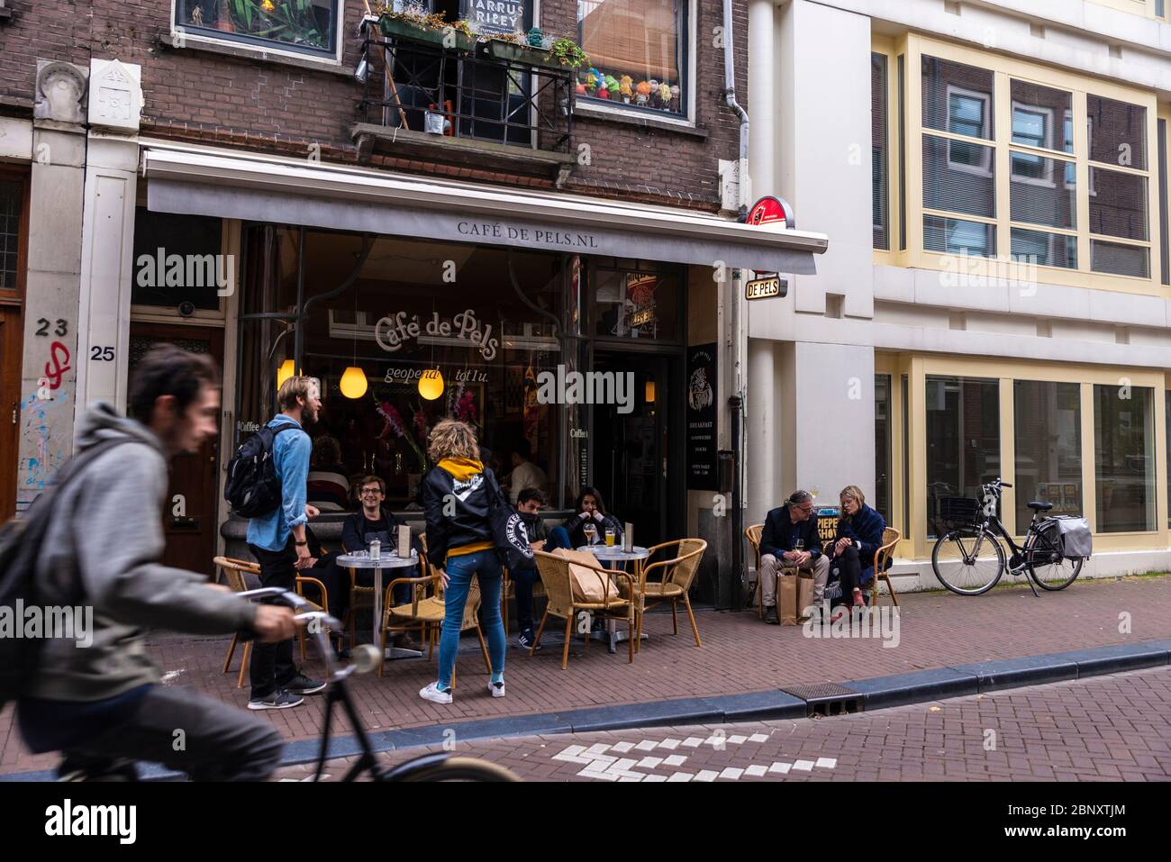 Amsterdam, pays-Bas - 8 septembre 2018 : rue avec des gens sur la terrasse du bar dans la vieille ville d'Amsterdam, pays-Bas Banque D'Images