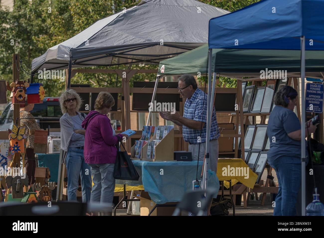 Les gens font du shopping sur le marché extérieur des agriculteurs, le jour de suny. Banque D'Images