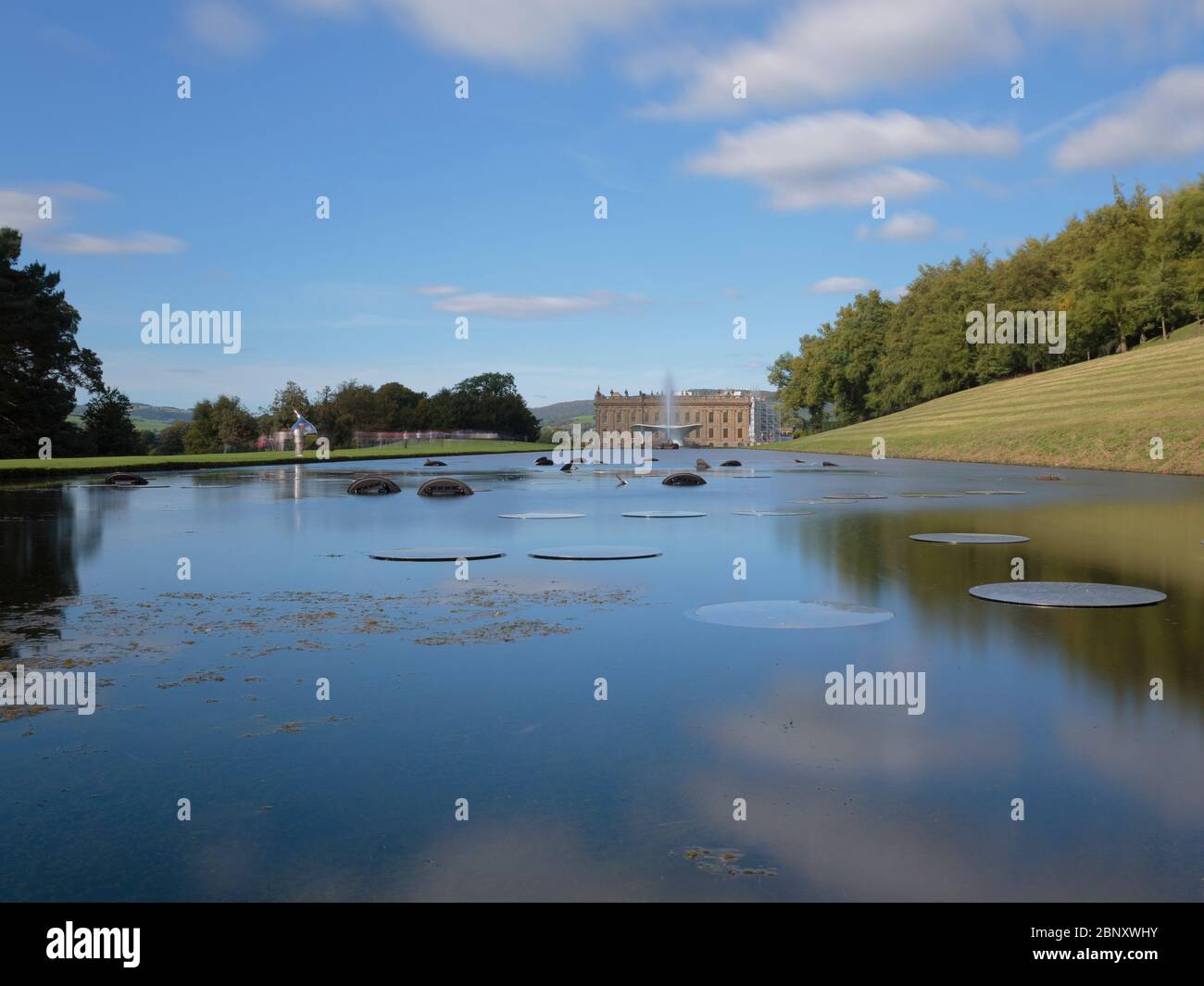 Chatsworth House et la Fontaine de l'empereur de l'autre côté du Canal Pond dans le parc national de Peak District Banque D'Images