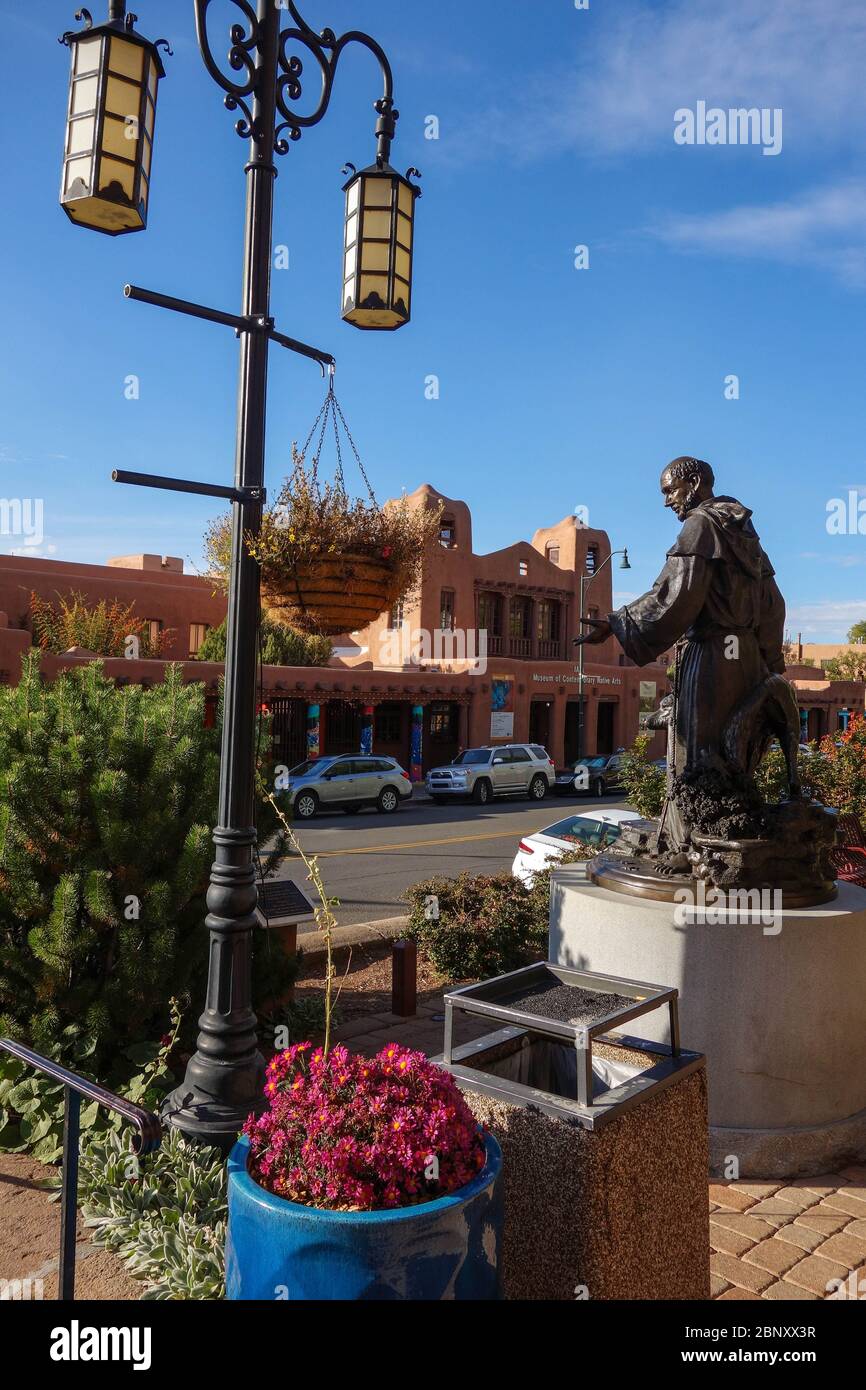 Vue depuis la cathédrale Saint Francis de Santa Fe, Nouveau-Mexique, sur le musée des arts contemporains indigènes Banque D'Images