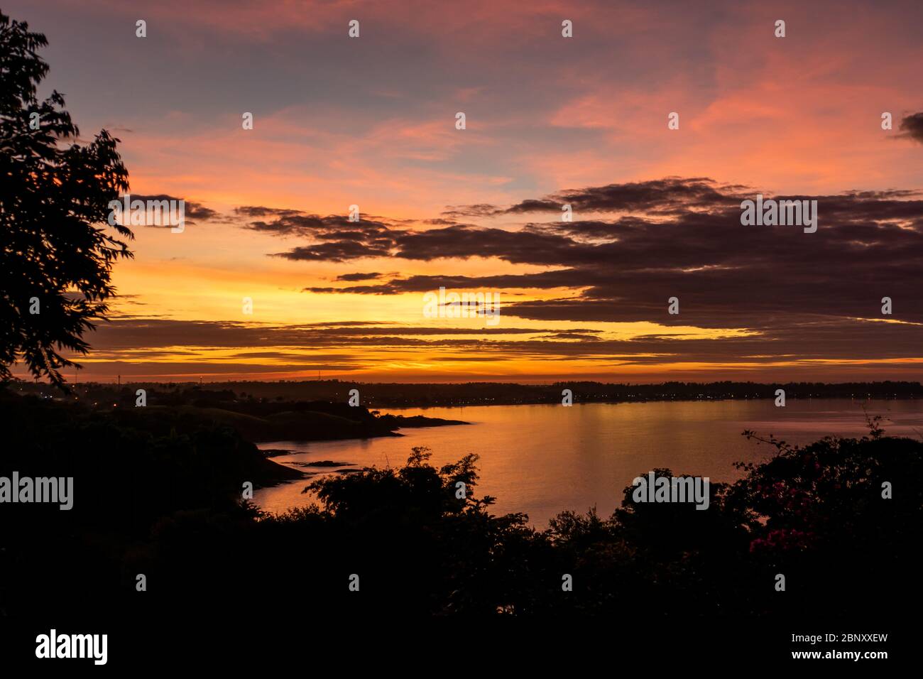 Lever de soleil coloré à Anchieta, État de Espirito Santo, Brésil Banque D'Images