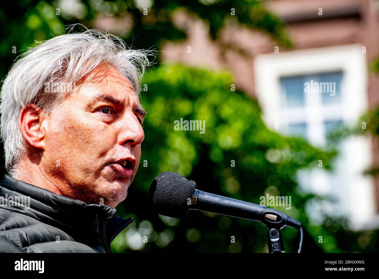 Edwin Wagensveld s'adressant aux manifestants pendant la manifestation.l'organisation anti-islamique dirigée par Edwin Wagensveld démontrera la politique du gouvernement contre le virus corona sur la place de la Haye. Banque D'Images
