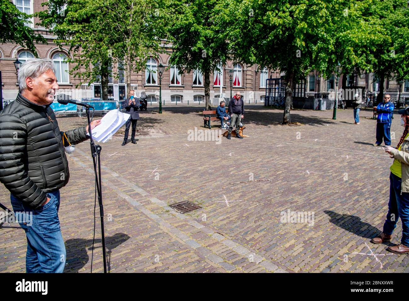 Edwin Wagensveld s'adressant aux manifestants pendant la manifestation.l'organisation anti-islamique dirigée par Edwin Wagensveld démontrera la politique du gouvernement contre le virus corona sur la place de la Haye. Banque D'Images