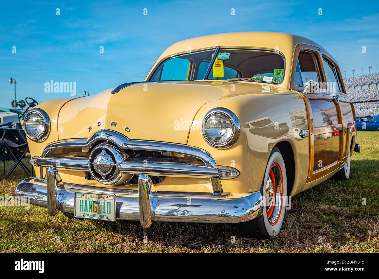 Daytona Beach, FL / USA- 24 novembre 2018: Jaune 1949 Ford Woody 2 porte station wagon à l'automne 2018 Daytona Turkey Run. Banque D'Images