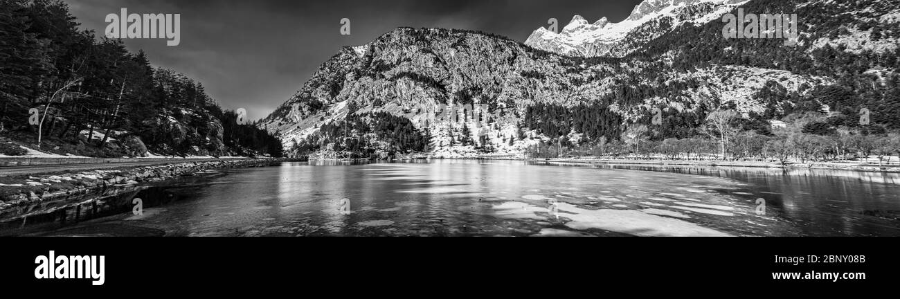 Paysage d'hiver dans le lagon de la station thermale de Panticosa avec les montagnes en arrière-plan avec la neige des Pyrénées, Huesca, Aragon, Espagne. Banque D'Images