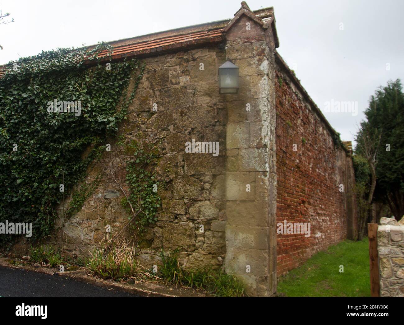 Le jardin clos du parc Appuldurcombe - où le mur à la vue de l'approche est plus élégant avec une pierre Banque D'Images