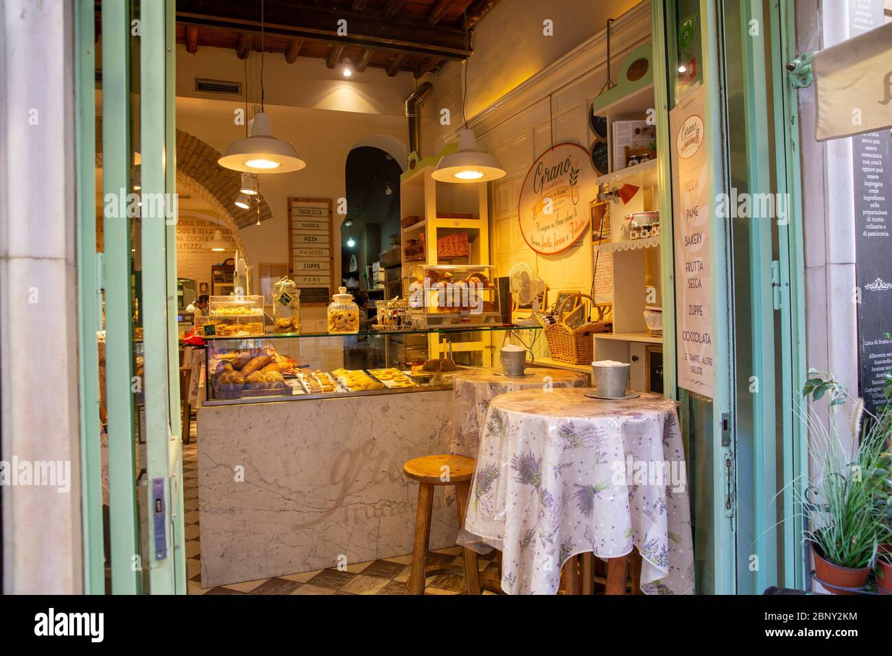 Intérieur de café italien avec comptoir et décorations pittoresques, Rome, Italie Banque D'Images