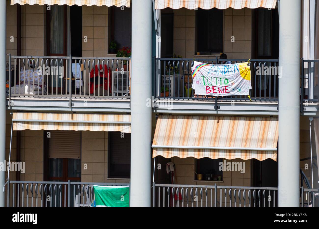 Turin, Piémont, Italie. Mai 2020. Pandémie de coronavirus. Sur les façades des maisons, accrocher les feuilles avec le dessin de l'arc-en-ciel et le message chaque Banque D'Images