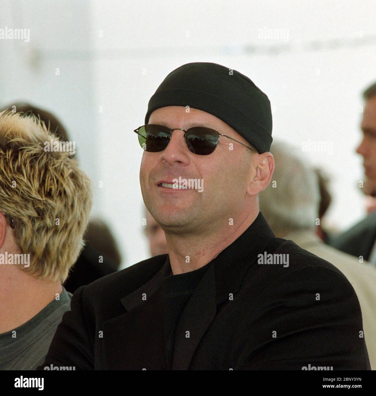 CANNES, FRANCE. 1997 mai : acteur Bruce Willis au 50ème Festival de Cannes. Photo de fichier © Paul Smith/Featureflash Banque D'Images