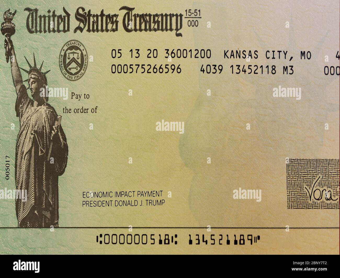 Un gros plan d'un chèque blanc du Trésor américain, paiement pour impact économique du président Donald Trump, versé à personne Banque D'Images