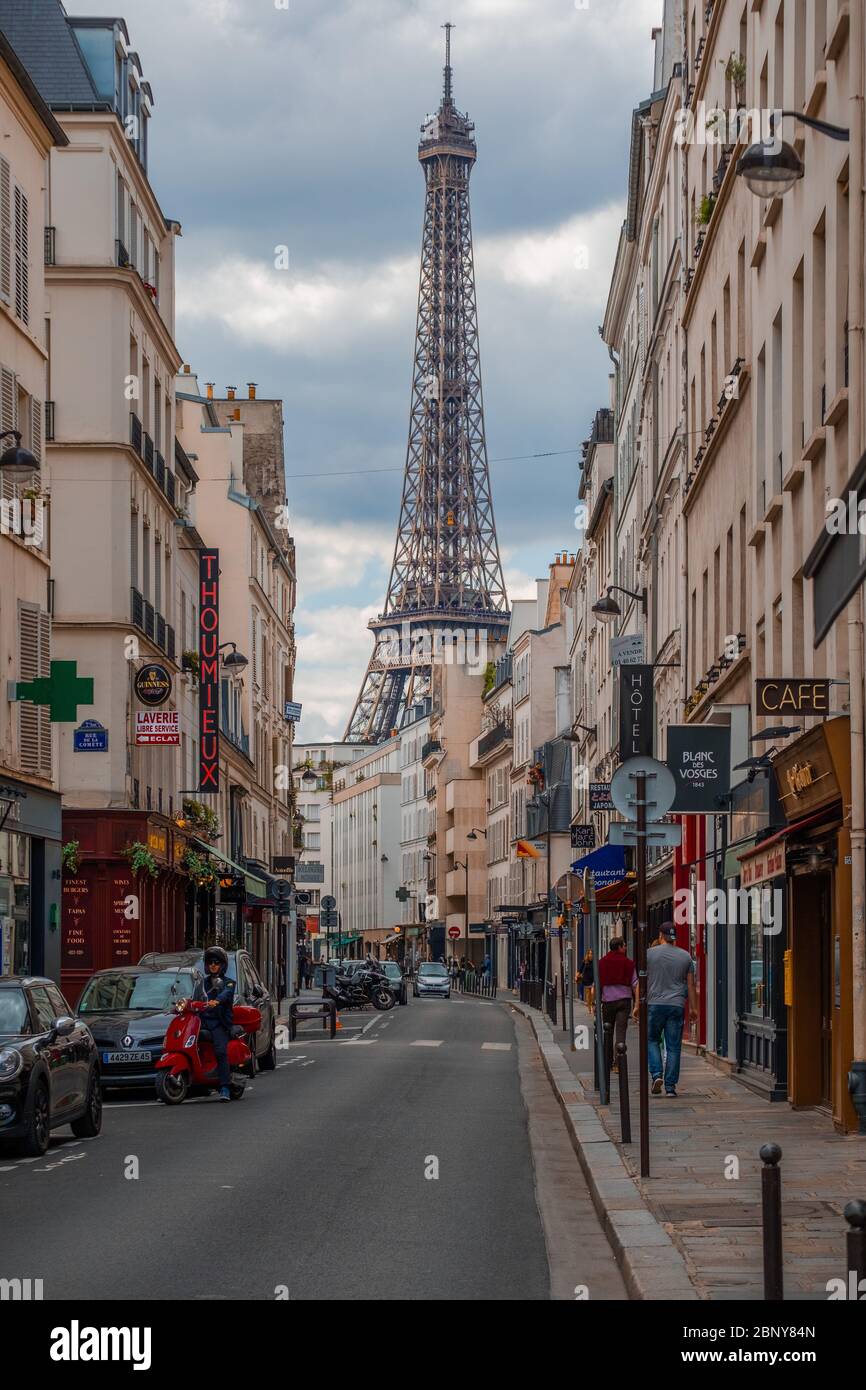 Rue Saint-Dominique, Paris scène de rue au crépuscule, Tour Eiffel en arrière-plan. Banque D'Images