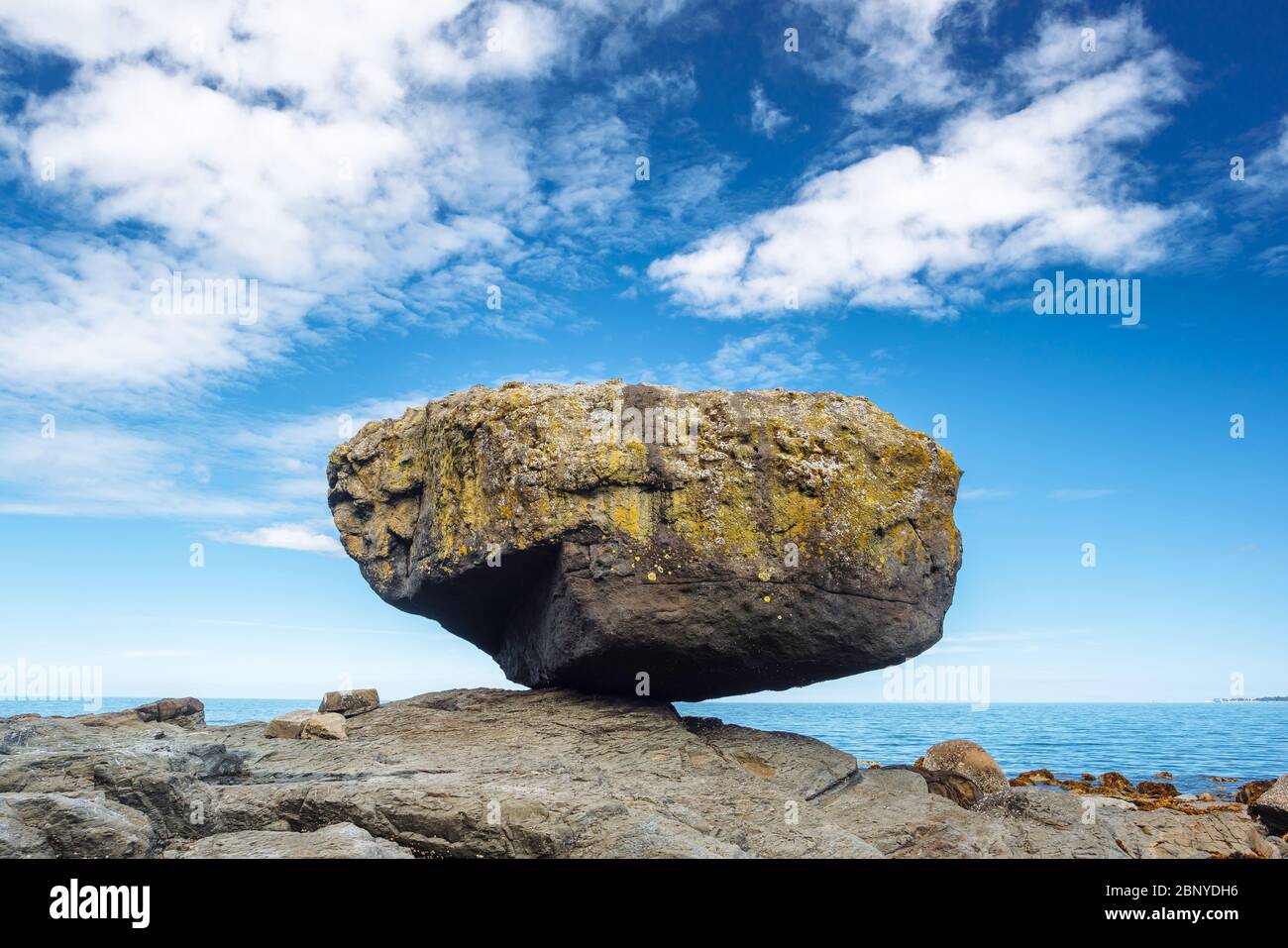 Balance Rock, une destination touristique populaire à Haida Gwaii, en Colombie-Britannique, au Canada Banque D'Images