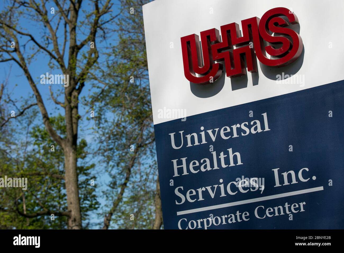 Un logo à l'extérieur du siège social des services de santé universels (UHS) à King of Prussia, Pennsylvanie, le 4 mai 2020. Banque D'Images