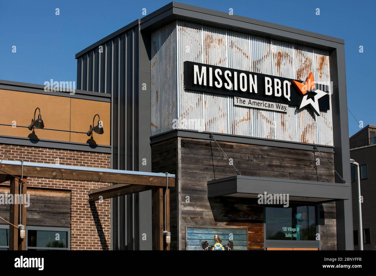 Un logo à l'extérieur d'un restaurant Mission BBQ situé à King of Prussia, Pennsylvanie, le 4 mai 2020. Banque D'Images