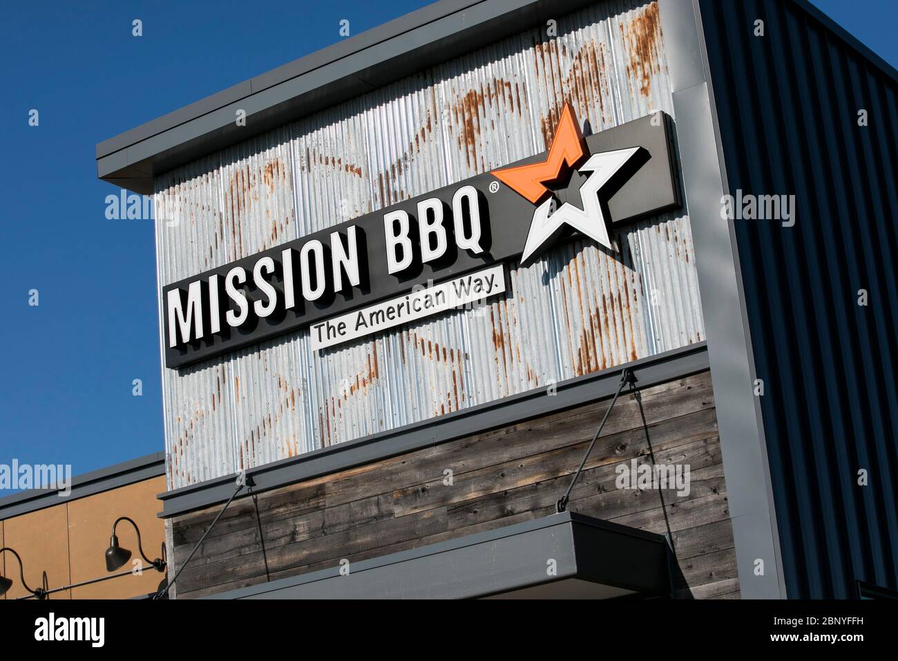 Un logo à l'extérieur d'un restaurant Mission BBQ situé à King of Prussia, Pennsylvanie, le 4 mai 2020. Banque D'Images