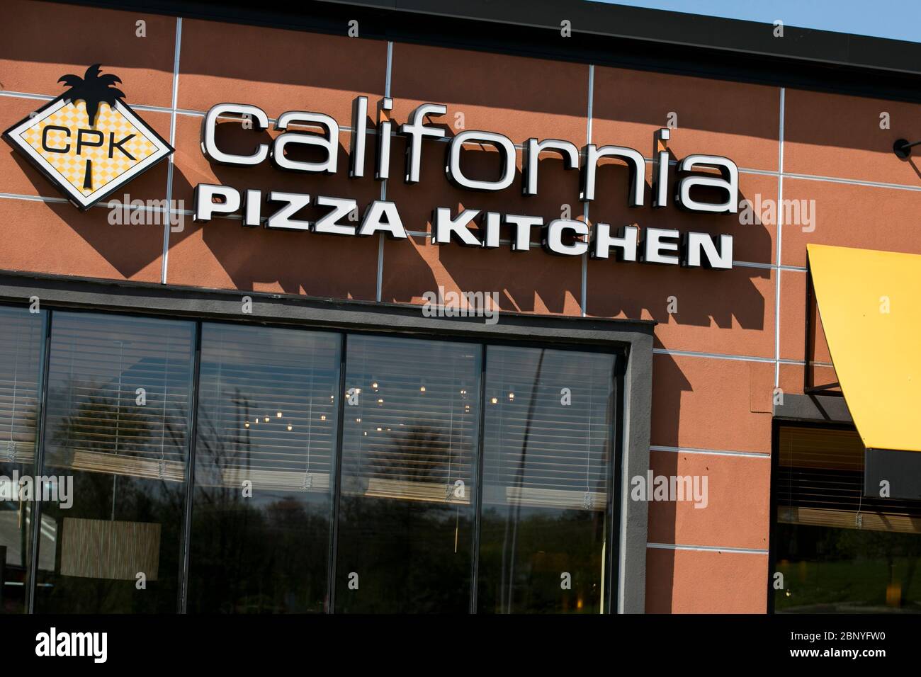 Un logo à l'extérieur d'un restaurant California Pizza Kitchen à Plymouth Meeting, Pennsylvanie, le 4 mai 2020. Banque D'Images