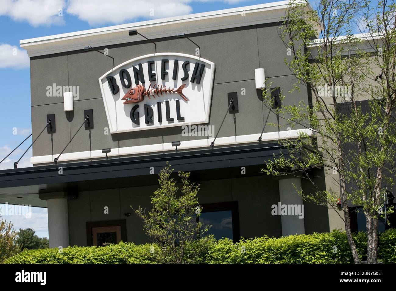 Un logo à l'extérieur d'un restaurant Bonefish Grill à Camp Hill, en Pennsylvanie, le 4 mai 2020. Banque D'Images