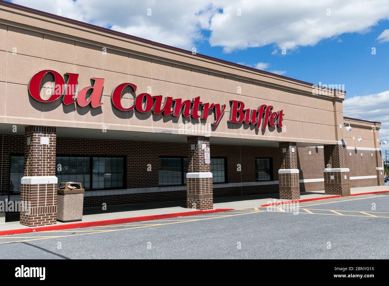 Un logo à l'extérieur d'un restaurant Old Country buffet situé à Harrisburg, Pennsylvanie, le 4 mai 2020. Banque D'Images