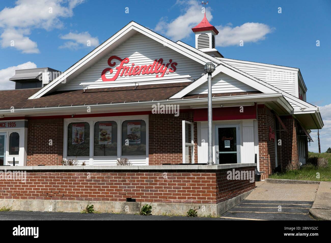 Un logo à l'extérieur d'un restaurant convivial à Hershey, Pennsylvanie, le 4 mai 2020. Banque D'Images