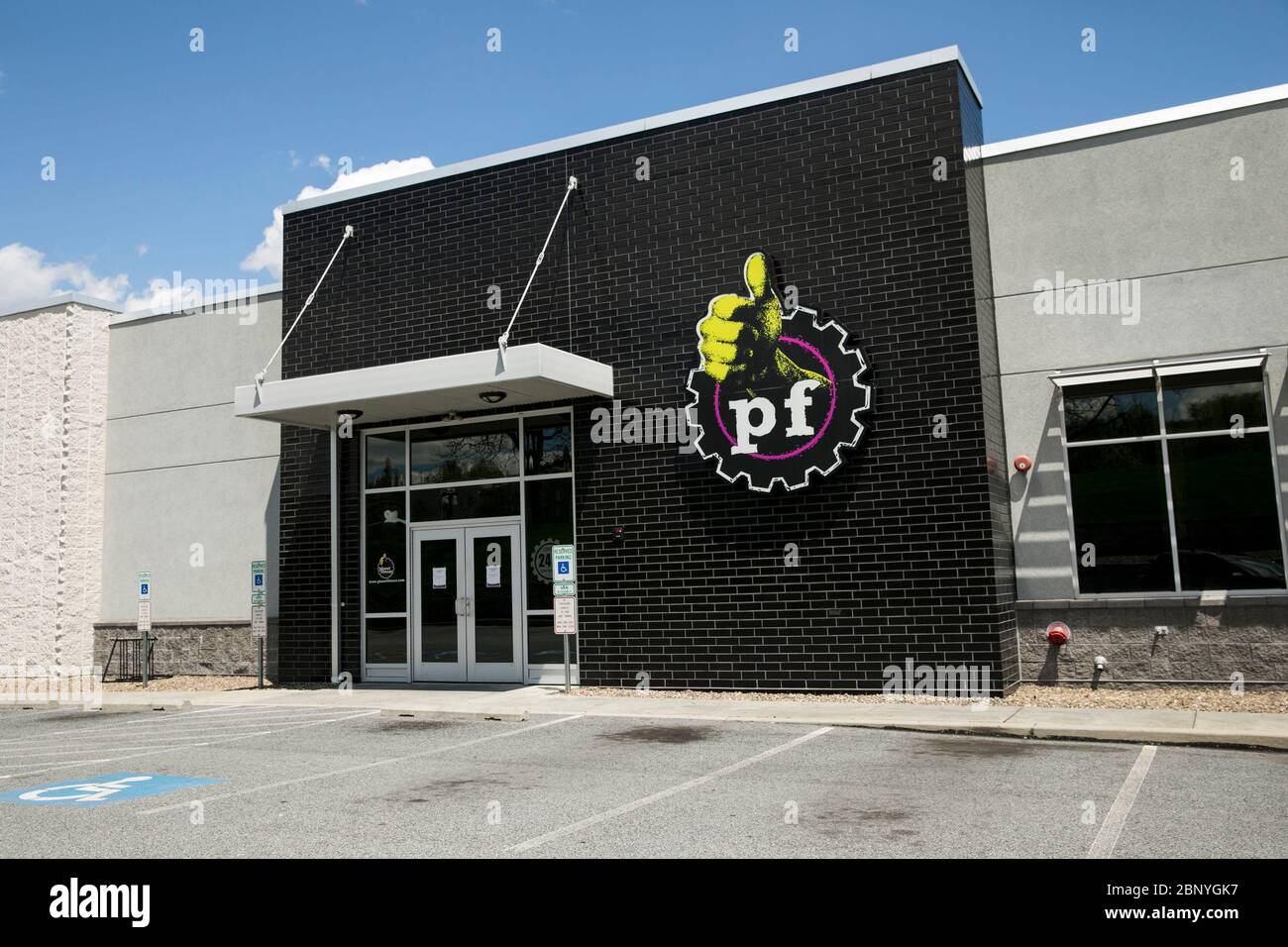 Un logo à l'extérieur d'un établissement occupé par Planet Fitness à Harrisburg, Pennsylvanie, le 4 mai 2020. Banque D'Images