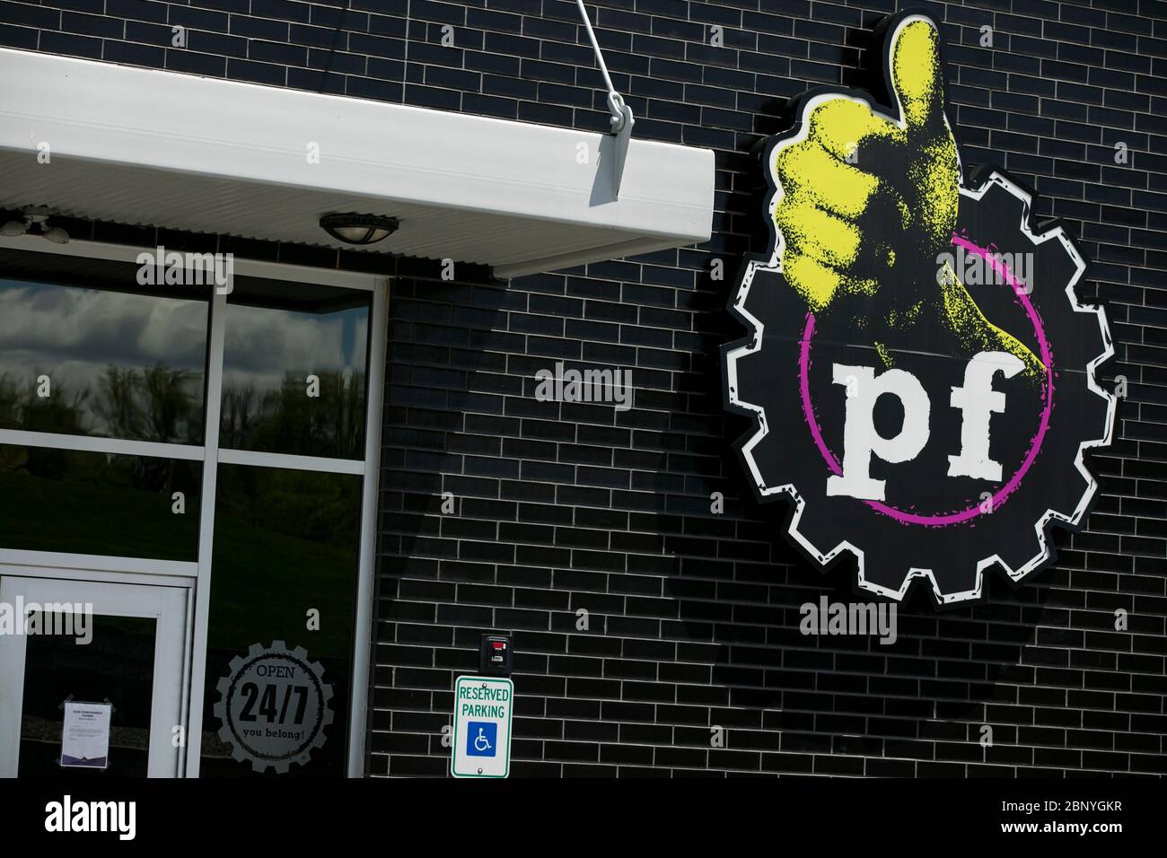 Un logo à l'extérieur d'un établissement occupé par Planet Fitness à Harrisburg, Pennsylvanie, le 4 mai 2020. Banque D'Images