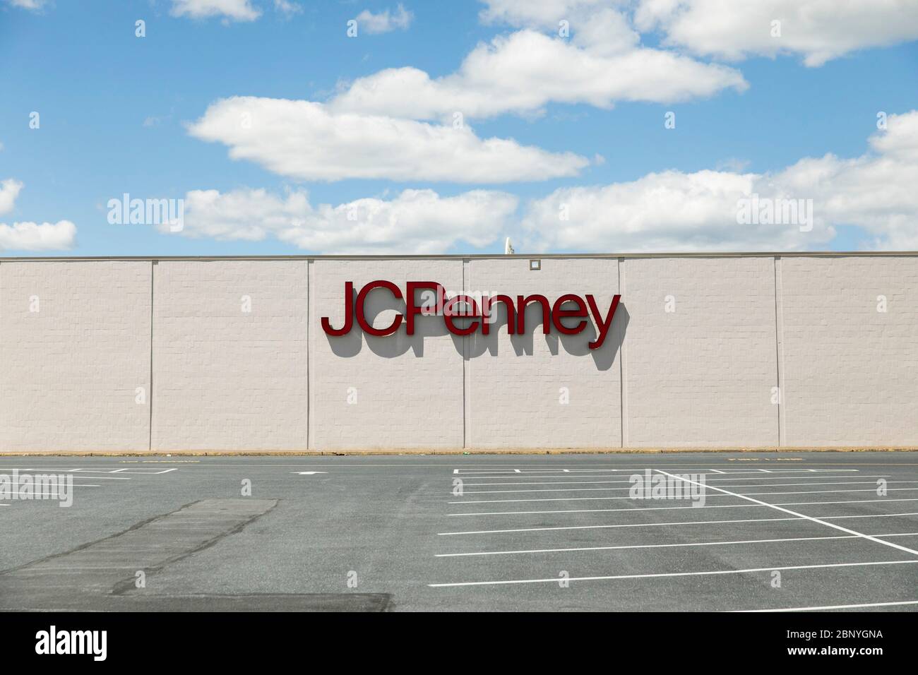 Un logo à l'extérieur d'un magasin de détail JCPenney à Camp Hill, en Pennsylvanie, le 4 mai 2020. Banque D'Images