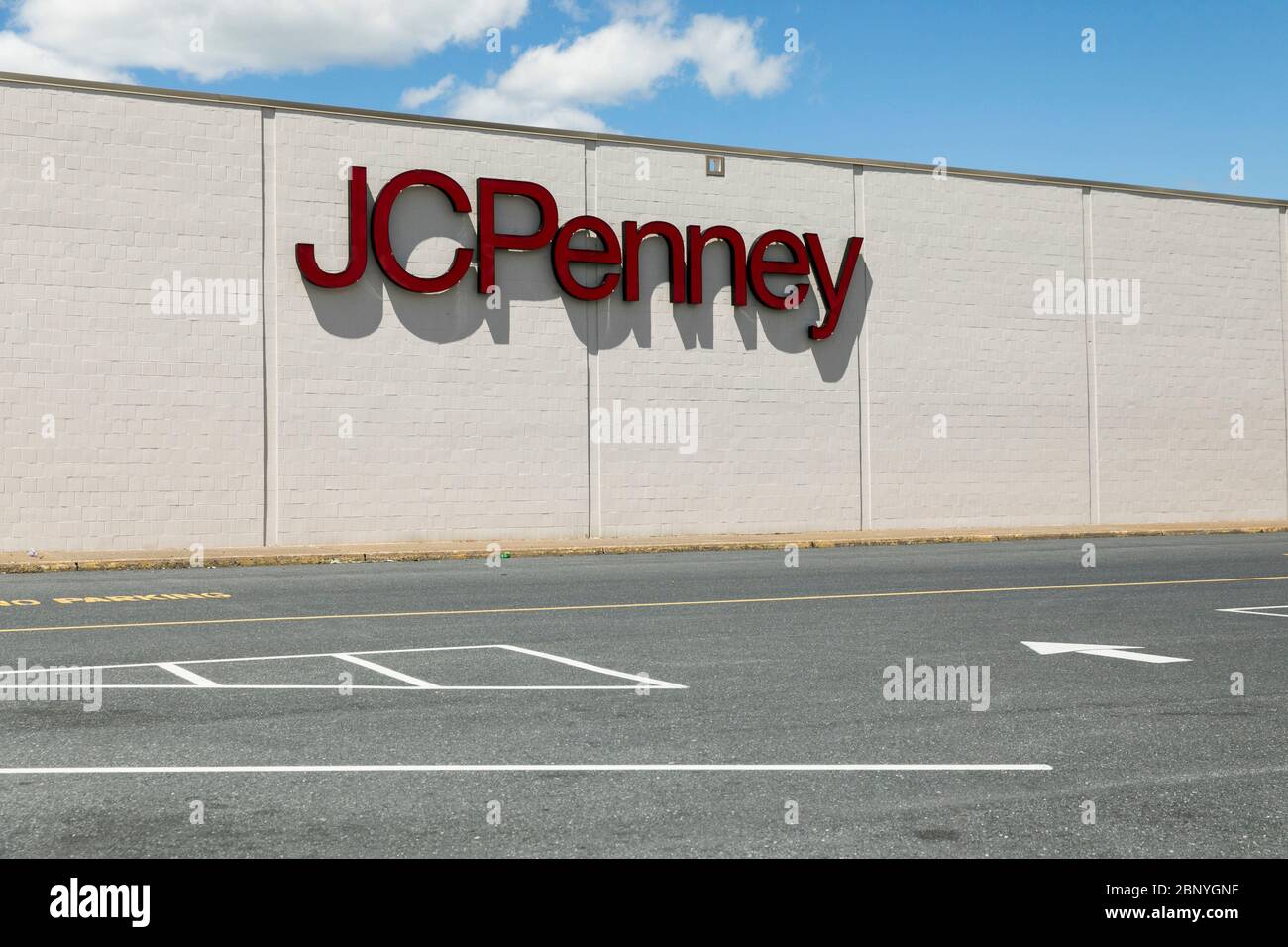 Un logo à l'extérieur d'un magasin de détail JCPenney à Camp Hill, en Pennsylvanie, le 4 mai 2020. Banque D'Images