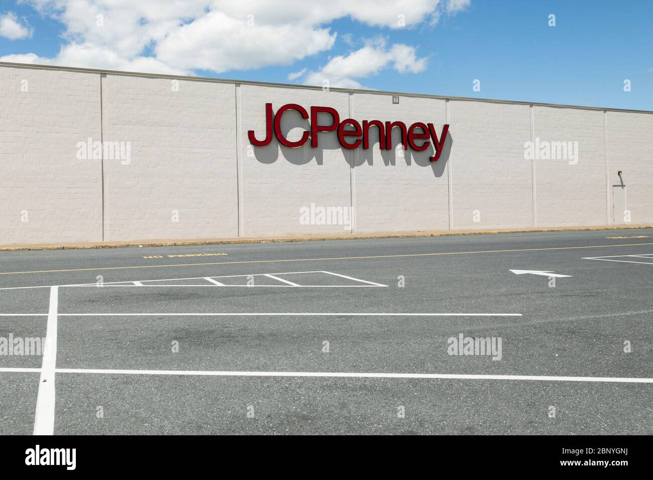 Un logo à l'extérieur d'un magasin de détail JCPenney à Camp Hill, en Pennsylvanie, le 4 mai 2020. Banque D'Images
