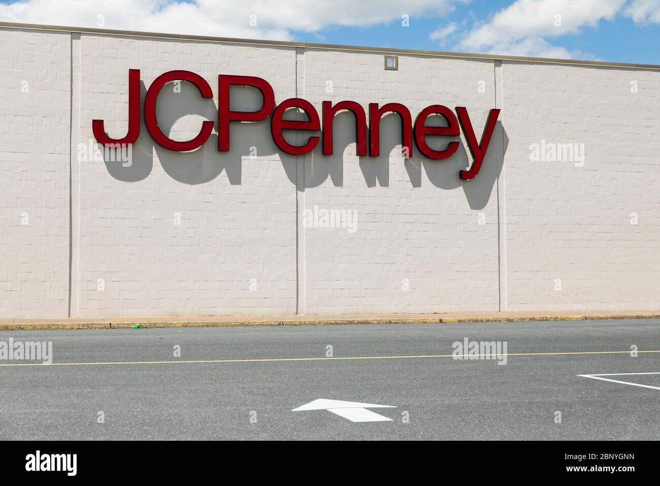 Un logo à l'extérieur d'un magasin de détail JCPenney à Camp Hill, en Pennsylvanie, le 4 mai 2020. Banque D'Images