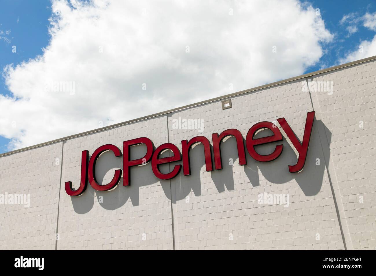Un logo à l'extérieur d'un magasin de détail JCPenney à Camp Hill, en Pennsylvanie, le 4 mai 2020. Banque D'Images